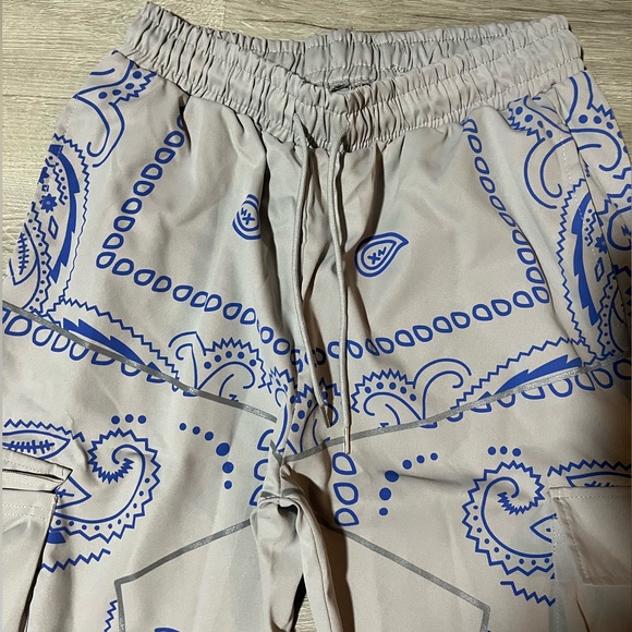 Men’s Gray and Blue Bandanna Print Cargo Joggers - Picture 2 of 5